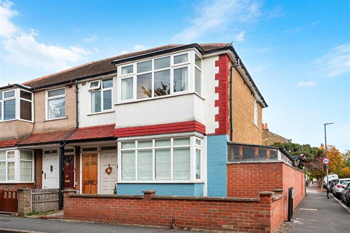3 Bedroom Maisonette For Sale In Abbey Road, Colliers Wood, SW19