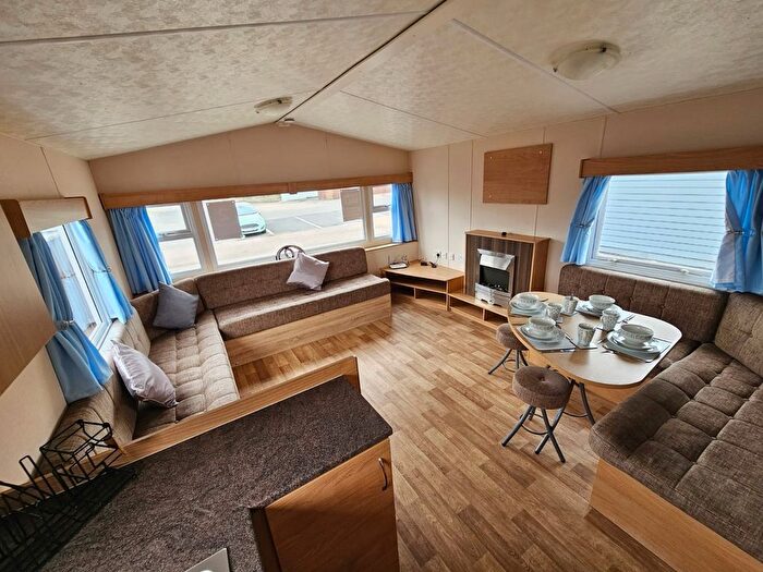 2 Bedroom Mobile/park Home For Sale In Tarka Holiday Park, Braunton Rd, Barnstaple, EX31