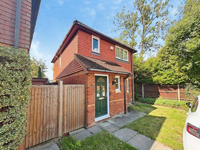 3 Bedroom Detached House For Sale In Parish Close, Ash, Surrey, GU12