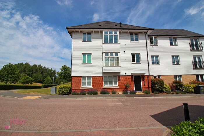 2 Bedroom Flat For Sale In Hazelbourne Avenue, Borough Green, TN15