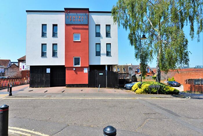 1 Bedroom Flat To Rent In Central Point, Feathers Lane, RG21