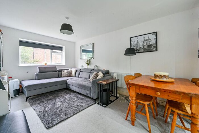 1 Bedroom Flat For Sale In Cavalier Court, Berrylands, Surbiton, KT5