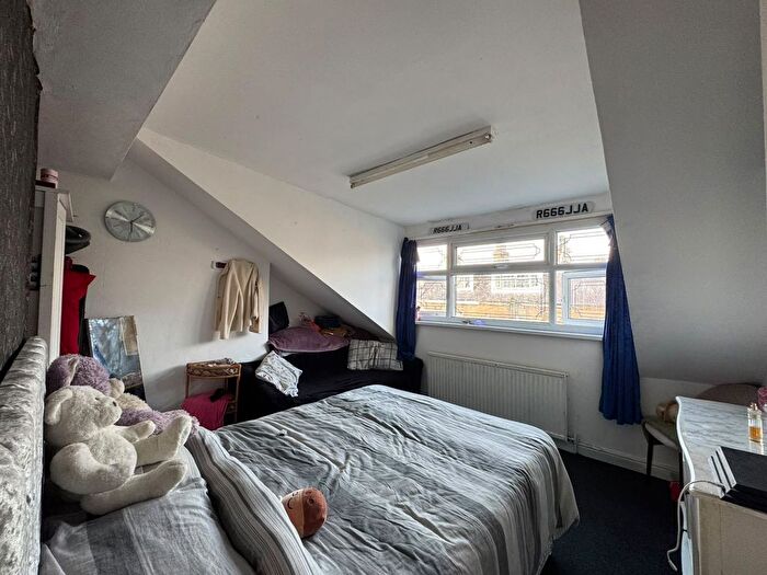 4 Bedroom Terraced House For Sale In Lilycroft Road, Bradford, West Yorkshire, BD9
