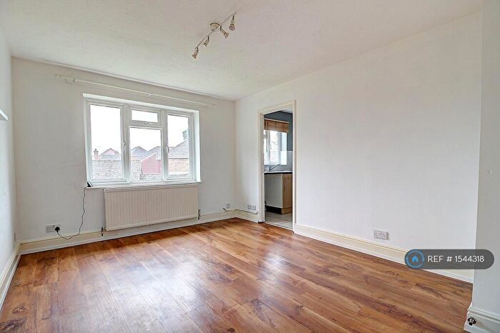 1 Bedroom Flat To Rent In Mimosa Close, Lindford, GU35