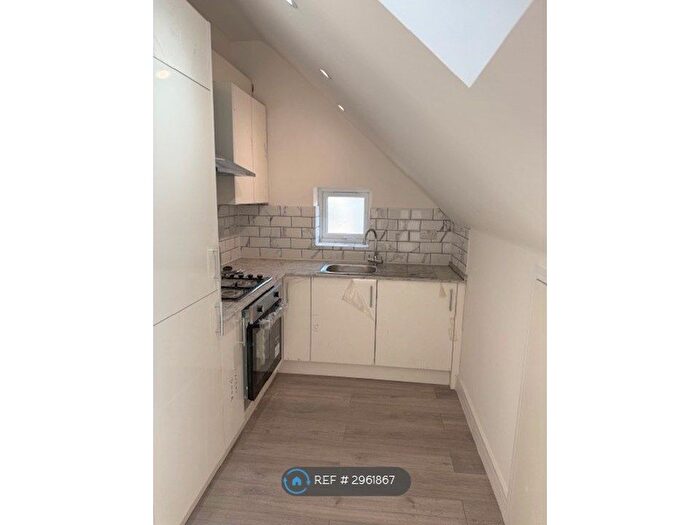 Studio To Rent In St James Road, Sutton, SM1
