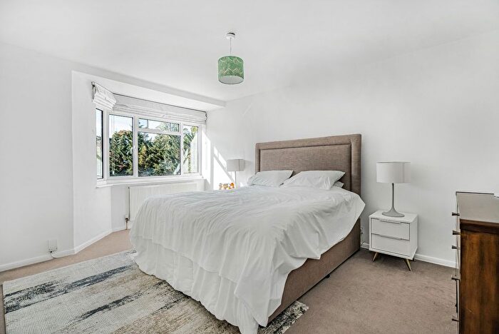 3 Bedroom Flat To Rent In Queens Court, Queens Road, TW10