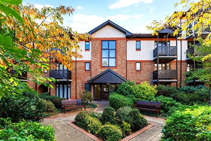 2 Bedroom Flat To Rent In Lichfield Gardens, Richmond, TW9