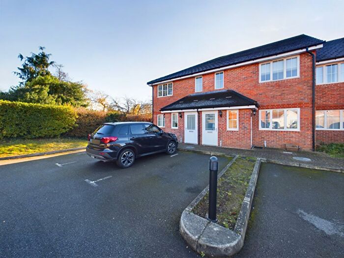 1 Bedroom Maisonette For Sale In Hanover Close, Ashford, Surrey, TW15
