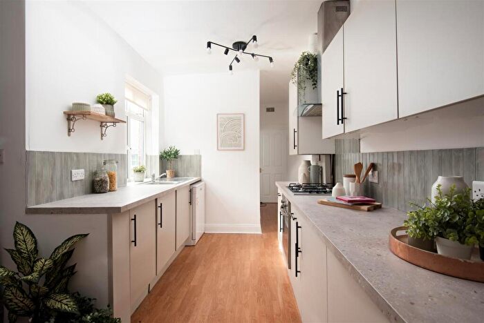 3 Bedroom Flat To Rent In Chillingham Road, Heaton, Newcastle, NE6