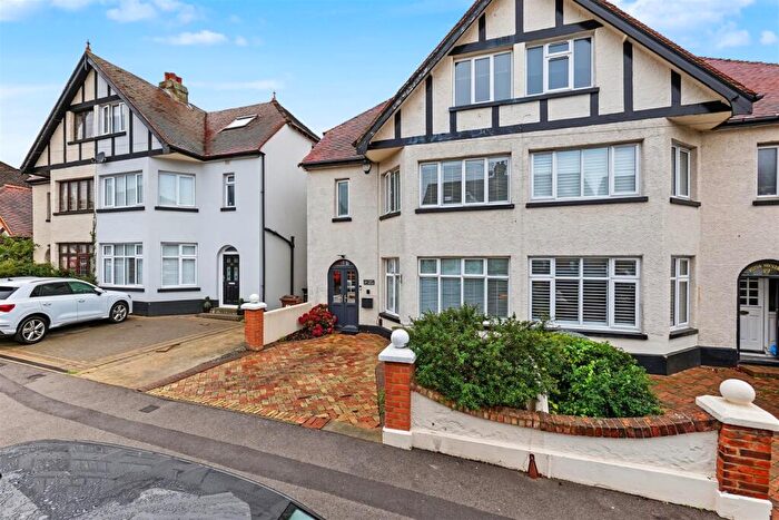 5 Bedroom Semi-Detached House For Sale In First Avenue, Gillingham, ME7