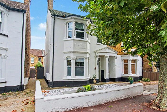 1 Bedroom Flat For Sale In Park Road, Westcliff On Sea, Essex, SS0