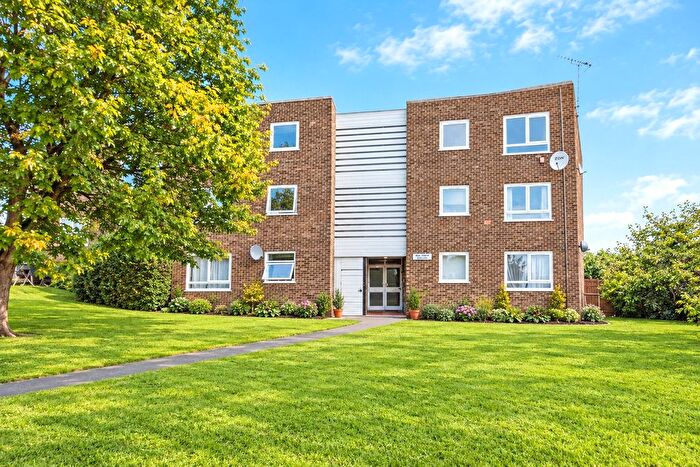 2 Bedroom Flat For Sale In Hale Close, Ipswich, Suffolk, IP2