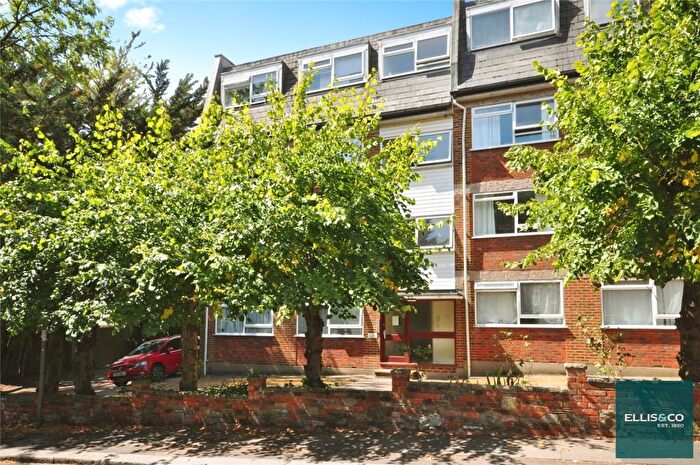 2 Bedroom Apartment For Sale In Sunbury Court, Manor Road, Barnet, EN5