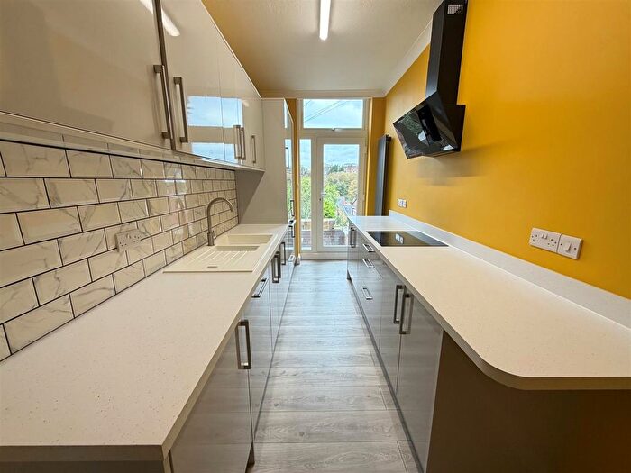 3 Bedroom Maisonette To Rent In Grosvenor Crescent, Scarborough, YO11