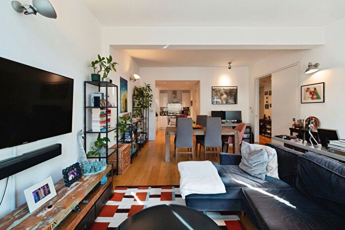 2 Bedroom Flat To Rent In Amwell Street, London, EC1R