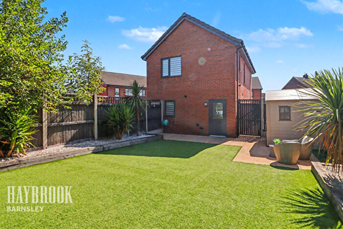3 Bedroom Detached House For Sale In The Avenue, Pilley, S75