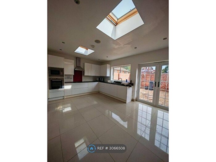 3 Bedroom End Of Terrace House To Rent In Harrow Court, Reading, RG1