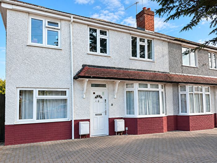 2 Bedroom Maisonette For Sale In Whiteford Road, Slough, SL2