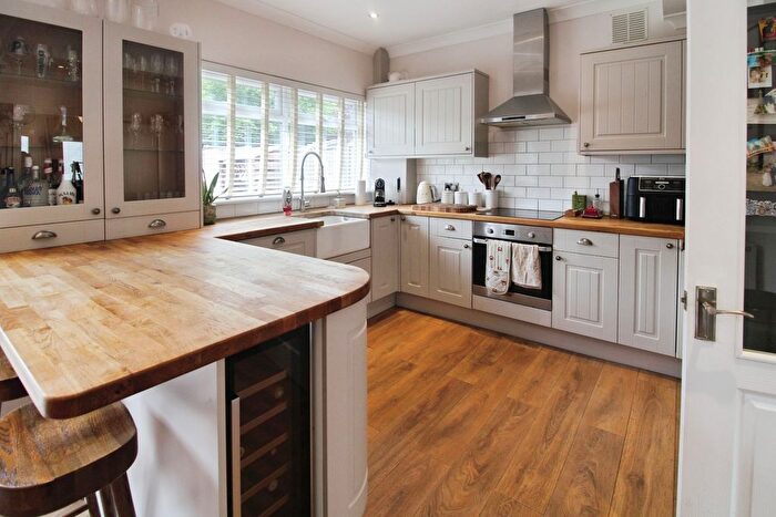 3 Bedroom Semi-Detached House To Rent In The View, London, SE2