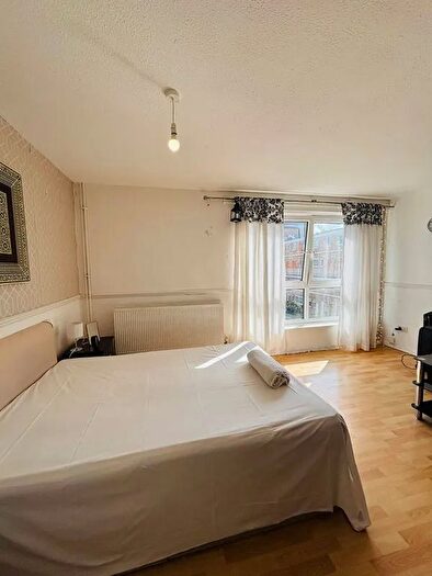 3 Bedroom Maisonette To Rent In Mile End, E3