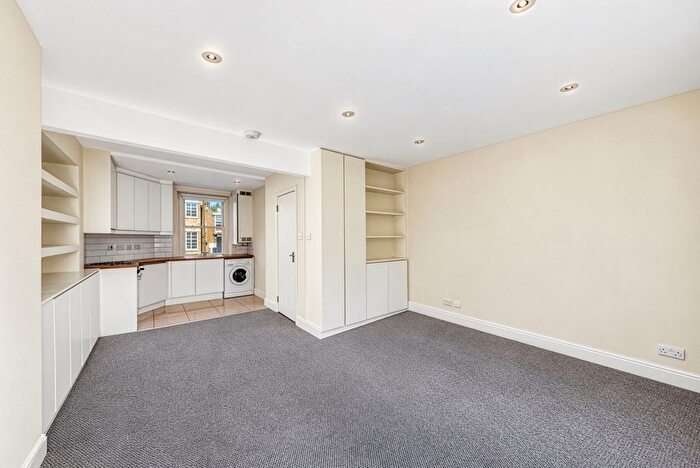 2 Bedroom Flat For Sale In Charlotte Place, London, W1T