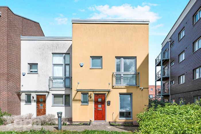 3 Bedroom End Of Terrace House For Sale In Brunel Way, Dartford, DA1