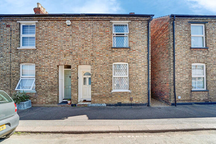 3 Bedroom Semi-Detached House For Sale In Dean Street, Bedford, Bedfordshire, MK40