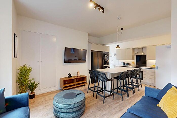 6 Bedroom Flat To Rent In Chestnut Avenue, Hyde Park, Leeds, LS6