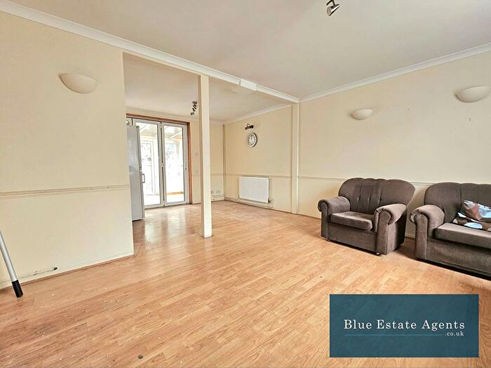 4 Bedroom End Of Terrace House To Rent In Cedar Road, Hounslow, TW4