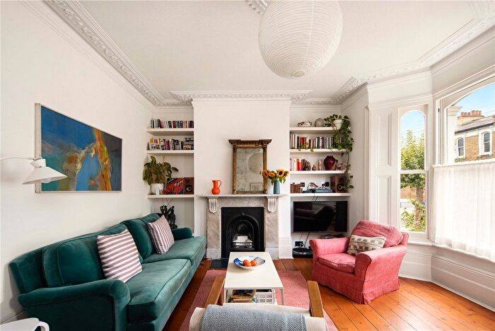 3 Bedroom Maisonette For Sale In Median Road, Hackney, London, E5
