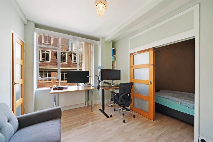 Studio For Sale In Charterhouse Square, London, EC1M