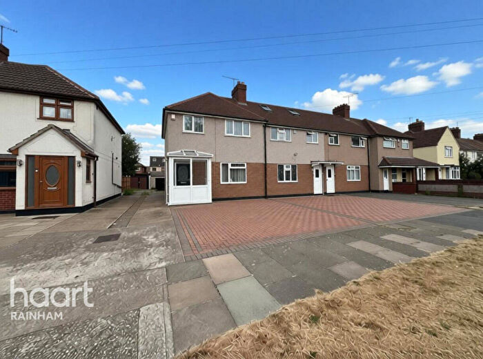 3 Bedroom Semi-Detached House For Sale In Ingrebourne Road, Rainham, RM13
