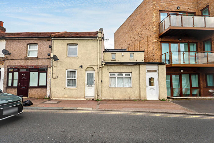 4 Bedroom Terraced House For Sale In -A New Barn Street, Plaistow, London, E13