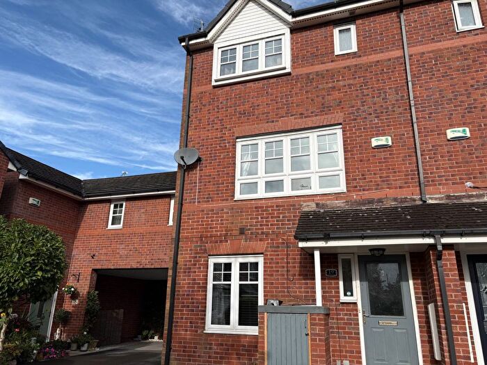 4 Bedroom Semi-Detached House To Rent In Elmstone Drive, Royton, OL2