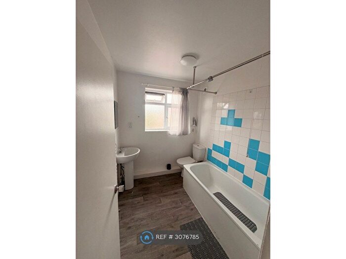 2 Bedroom Flat To Rent In Harmondsworth, West Drayton, UB7