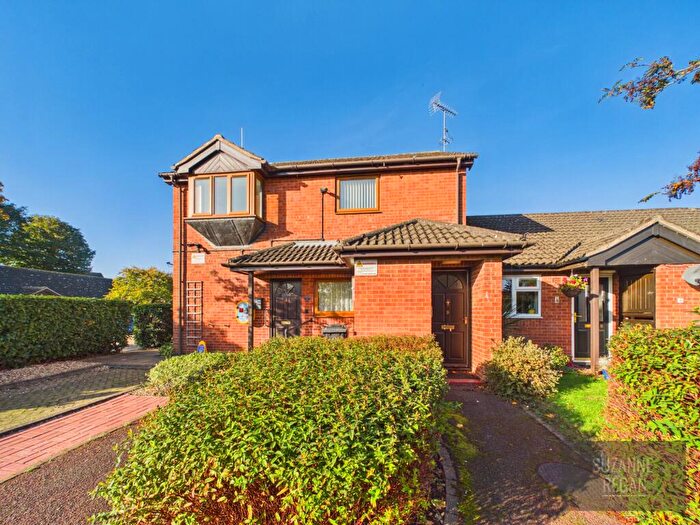 2 Bedroom Maisonette For Sale In Ferrieres Close, Dunchurch, Rugby, Warwickshire, CV22