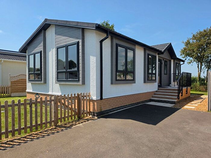 2 Bedroom Mobile/park Home For Sale In Berry Green Park, Clopton, Near Kettering, Northamptonshire, NN14