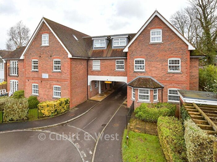 2 Bedroom Ground Maisonette For Sale In Brighton Road, Tadworth, Surrey, KT20