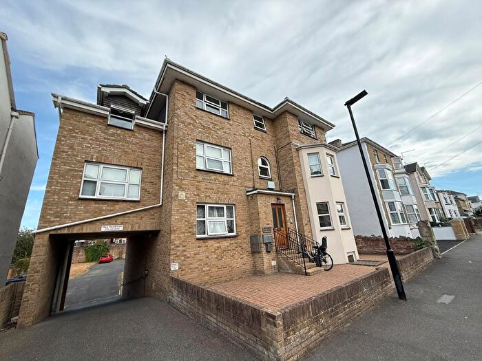 2 Bedroom Flat To Rent In West Street, Ryde, PO33