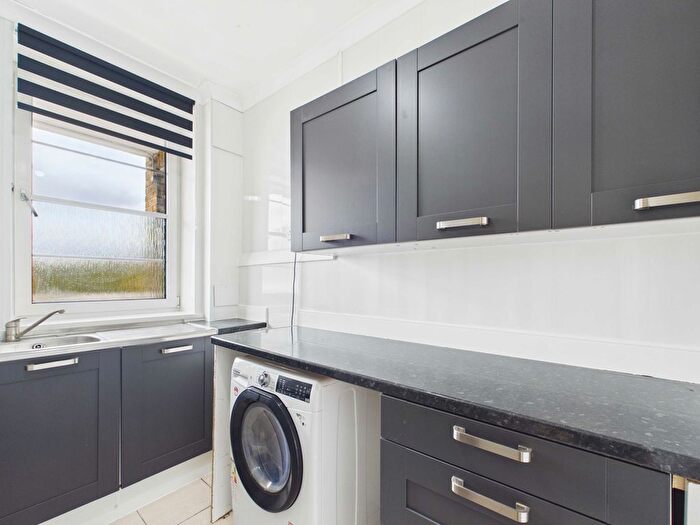 2 Bedroom Flat To Rent In Kinglake Estate, London, SE17