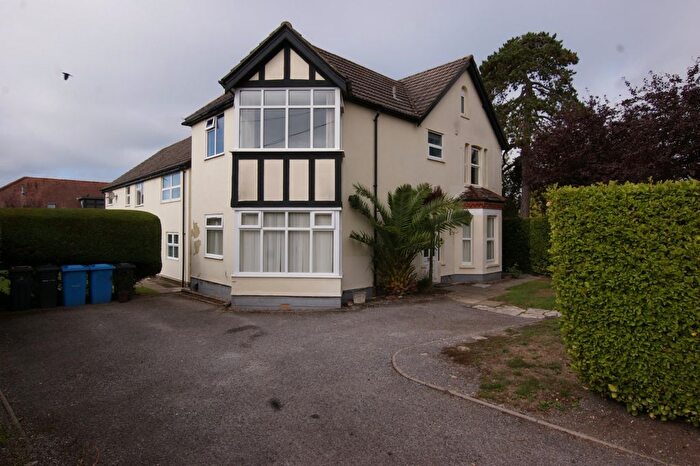 2 Bedroom Flat For Sale In Knights Ct, Macaulay Road, Broadstone, Dorset, BH18
