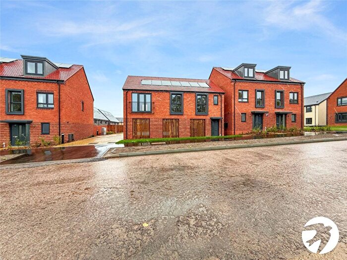 2 Bedroom Flat To Rent In Saltwood Avenue, Greenhithe, Kent, DA9