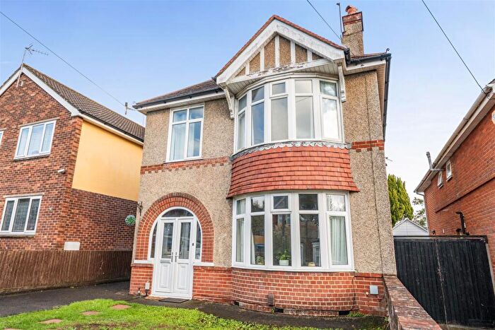3 Bedroom Detached House To Rent In Queen Alexandra Road, Salisbury, SP2