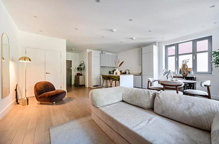 2 Bedroom Flat For Sale In Holden Road, Woodside Park, N12