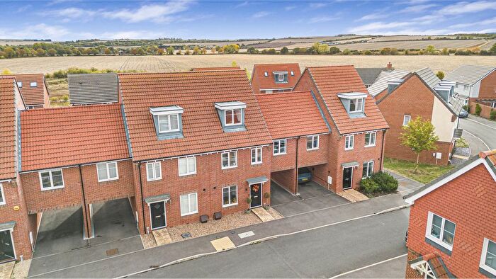 4 Bedroom Semi-Detached House For Sale In Goldcrest Gardens, Didcot, OX11