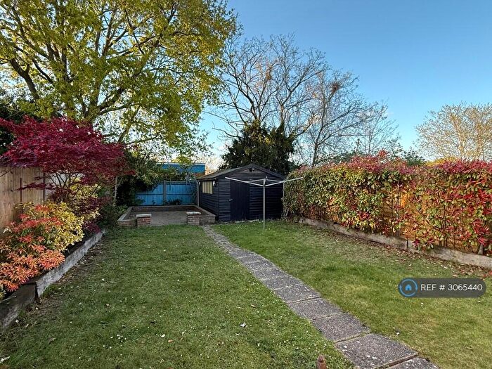 3 Bedroom Semi-Detached House To Rent In Sevenoaks Road, Earley, Reading, RG6