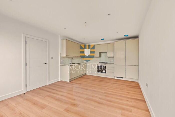 3 Bedroom Apartment To Rent In Maple Road, Surrey, KT6