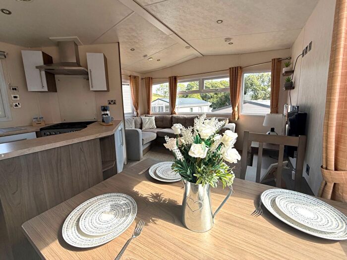 2 Bedroom Mobile/park Home For Sale In Wood Farm Country Amp; Leisure Park, Axminster Rd Bridport, DT6