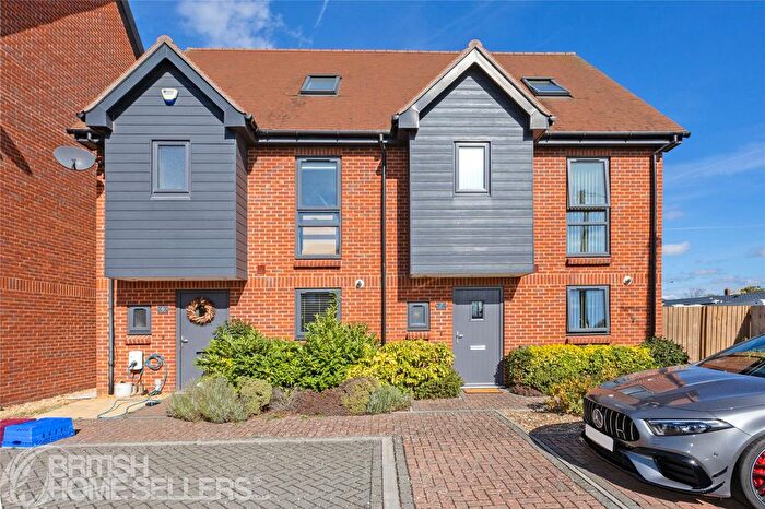 4 Bedroom Semi-Detached House For Sale In Francis Close, Thatcham, Berkshire, RG18