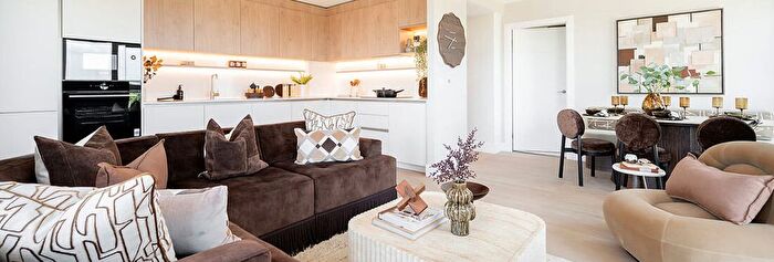 3 Bedroom Flat For Sale In Bow, Bow, E3
